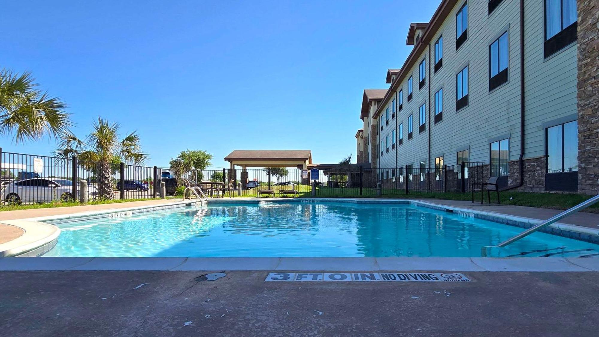 Comfort Inn & Suites Beeville Экстерьер фото